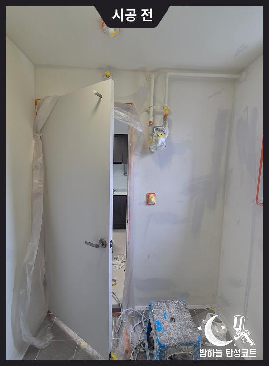 힌지와 패널이 보이는 여닫이 도어의 시공 전 모습