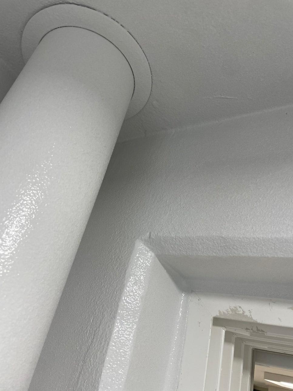 흰색 PVC 파이프가 설치된 천장과 벽면