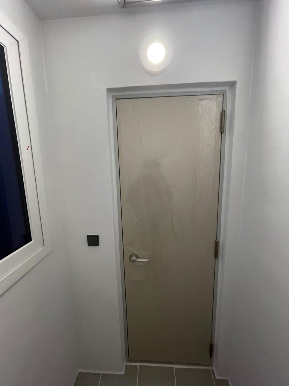 베이지색 도어와 흰 창호가 있는 현관