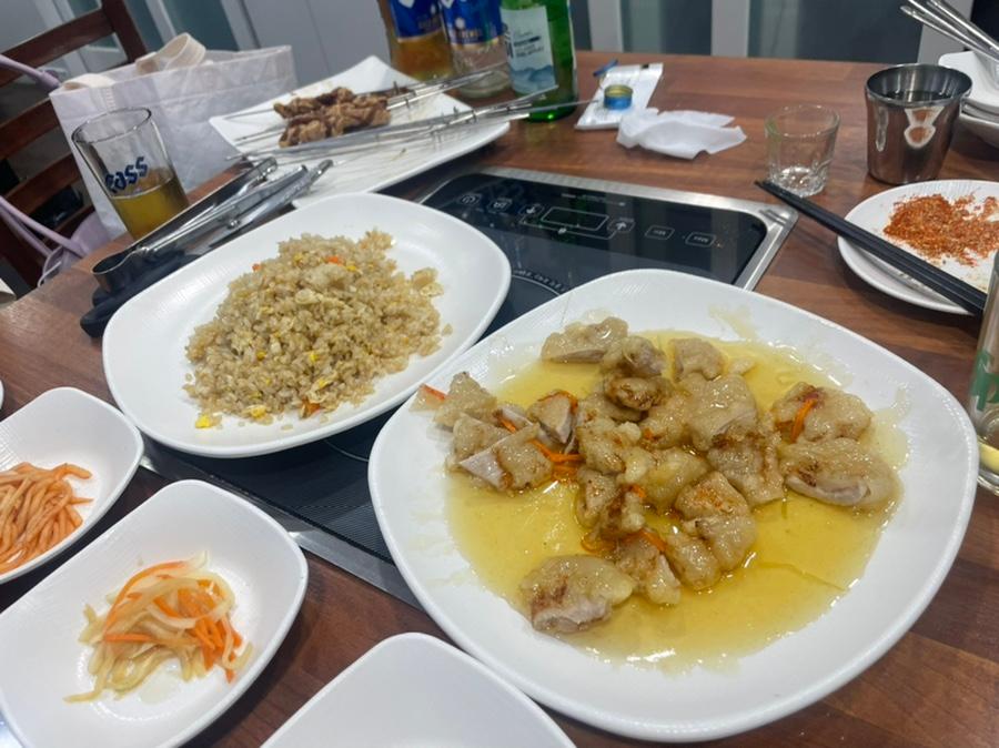 인덕션과 식기류가 놓인 조리 공간