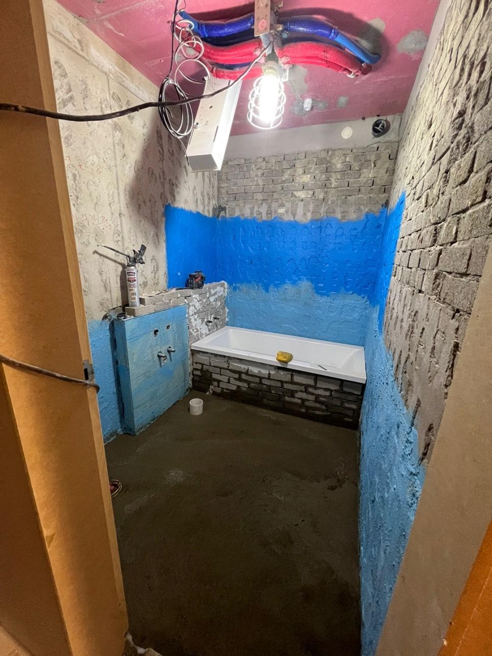 기초를 다지는 과정, 흙바닥과 벽돌이 보이는 초기 상태