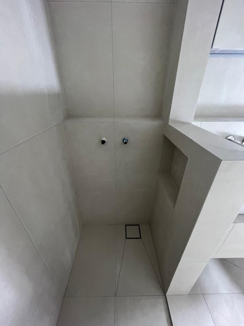 수전과 배수구 위치를 잡은 벽면 타일 시공