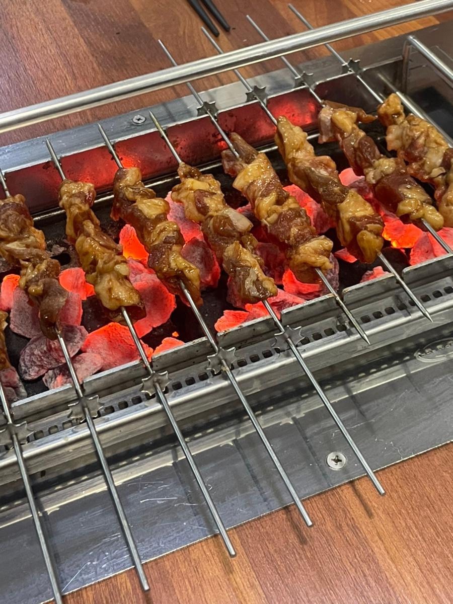 스테인리스 그릴 위에서 익어가는 맛있는 꼬치