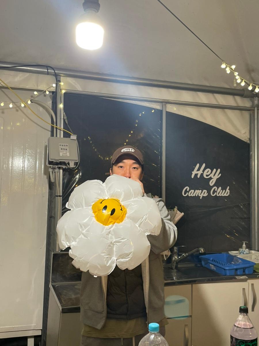 Hey Camp Club 문구가 돋보이는 화이트 싱크대 공간