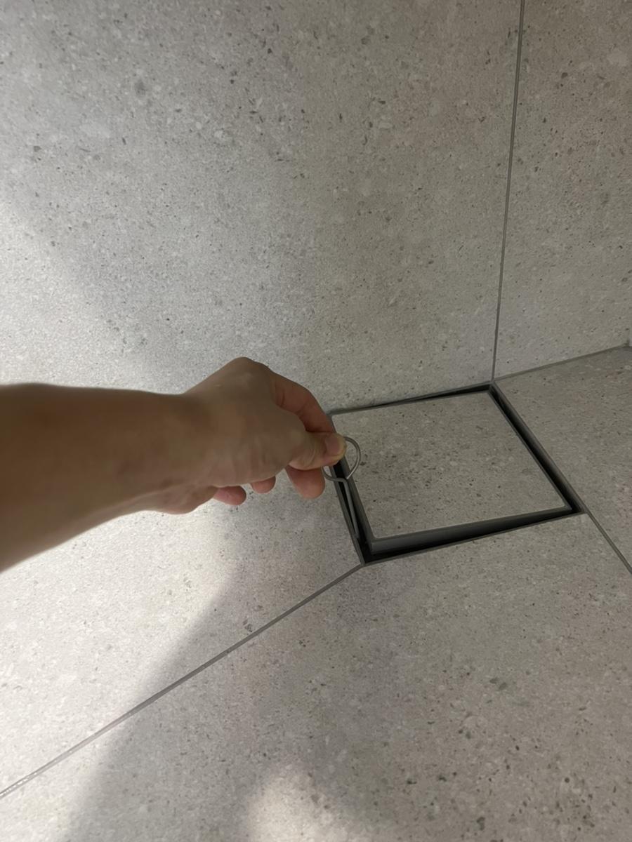 깔끔한 블랙 프레임 배수구 디테일