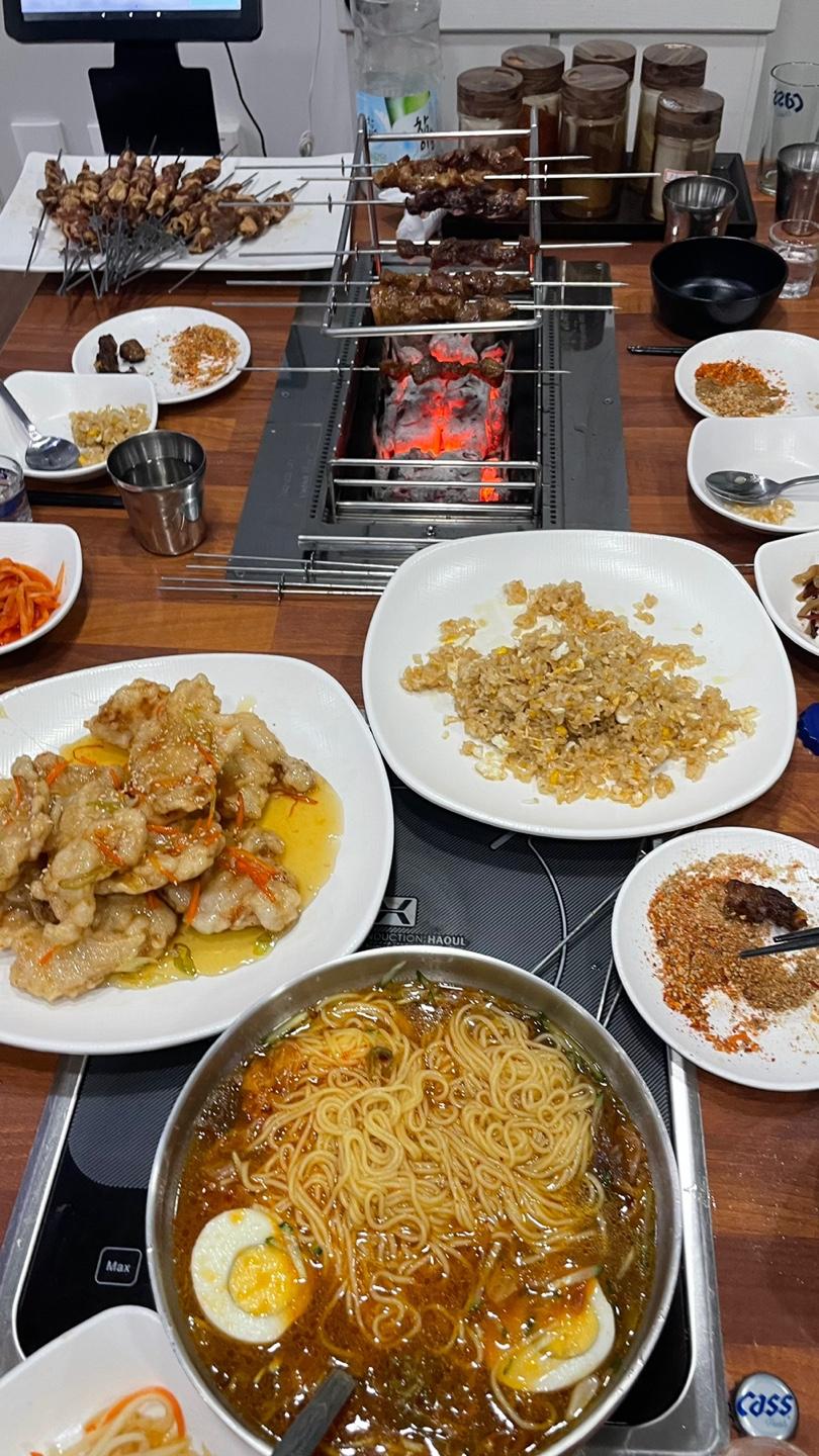 다양한 요리가 준비된 풍성한 주방 테이블