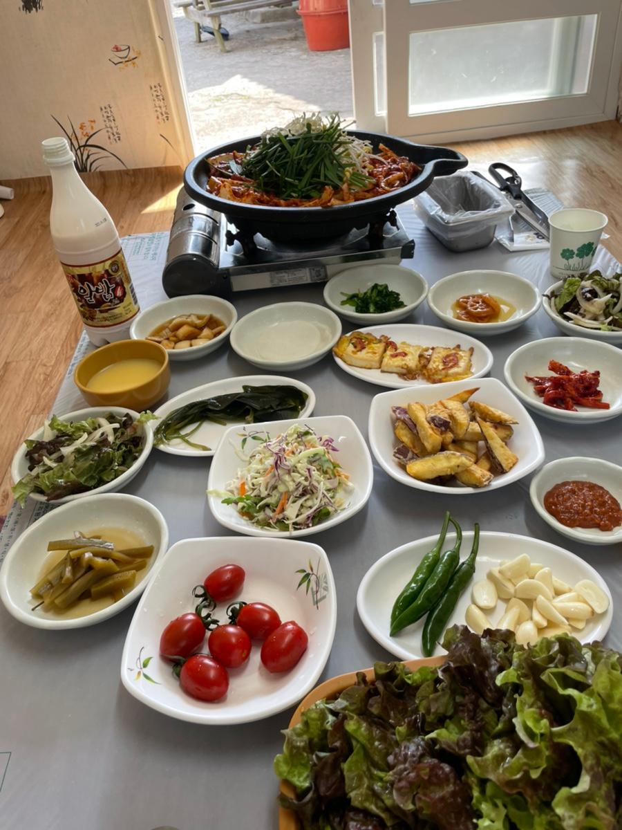 정갈한 밑반찬과 조리 도구가 준비된 풍성한 상차림