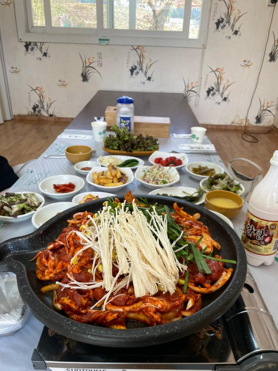 창가 빛을 받으며 완성된 오리불고기 한 상