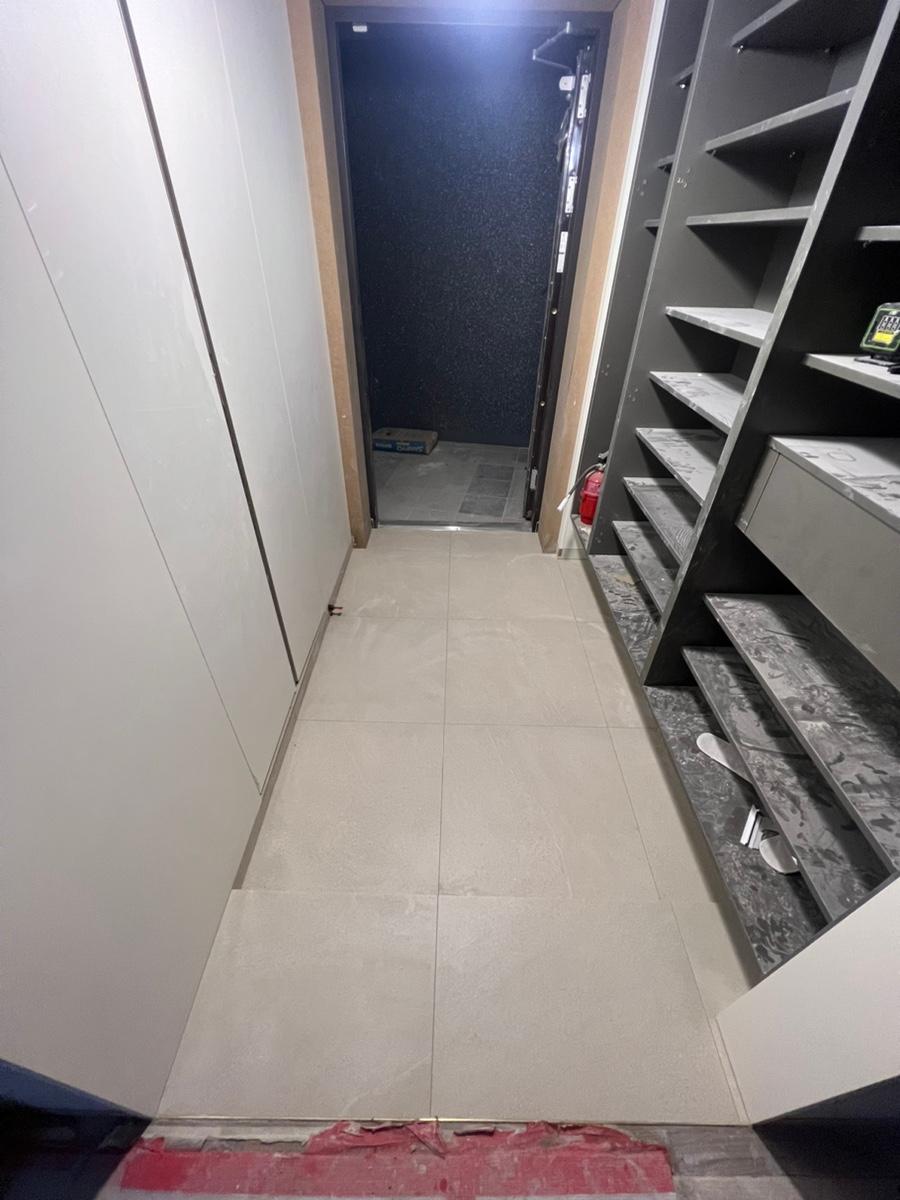 베이지톤 타일로 화사해진 현관 복도