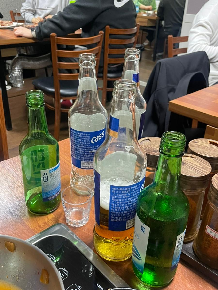 음료 병들이 놓인 활기찬 식사 테이블