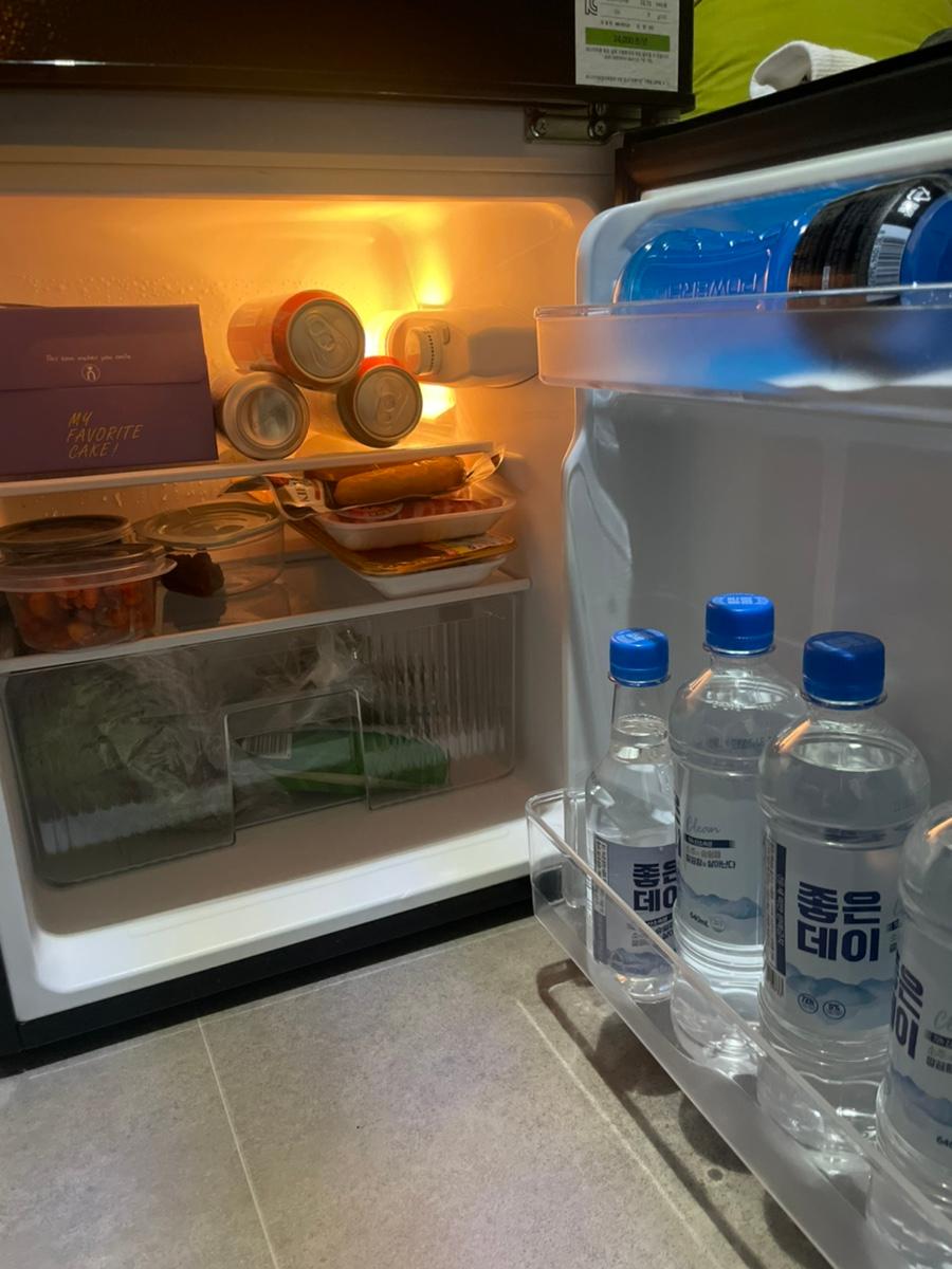 시원한 음료로 가득 채워진 냉장고 내부