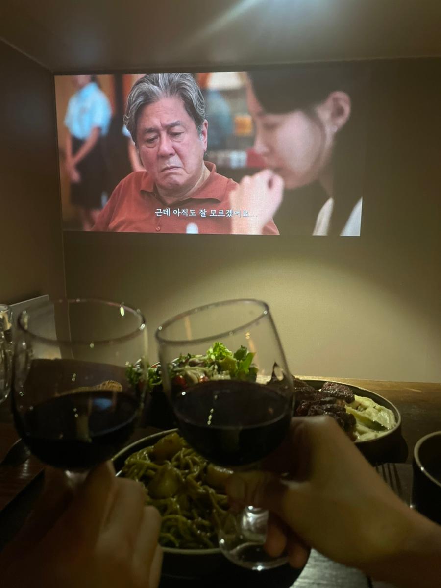빔 프로젝트와 함께 즐기는 로맨틱한 저녁 식사