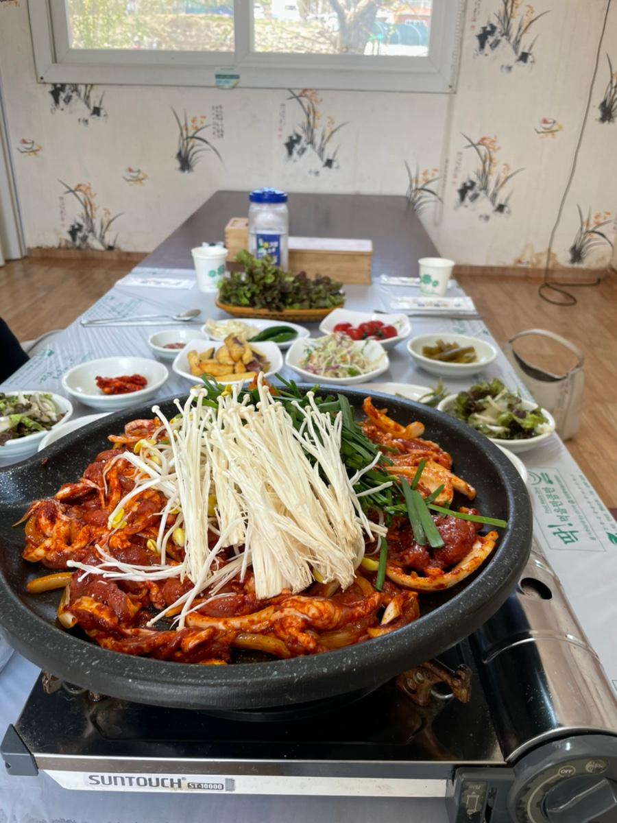 꽃무늬 벽지 아래 맛있는 오리가 익어가는 주방