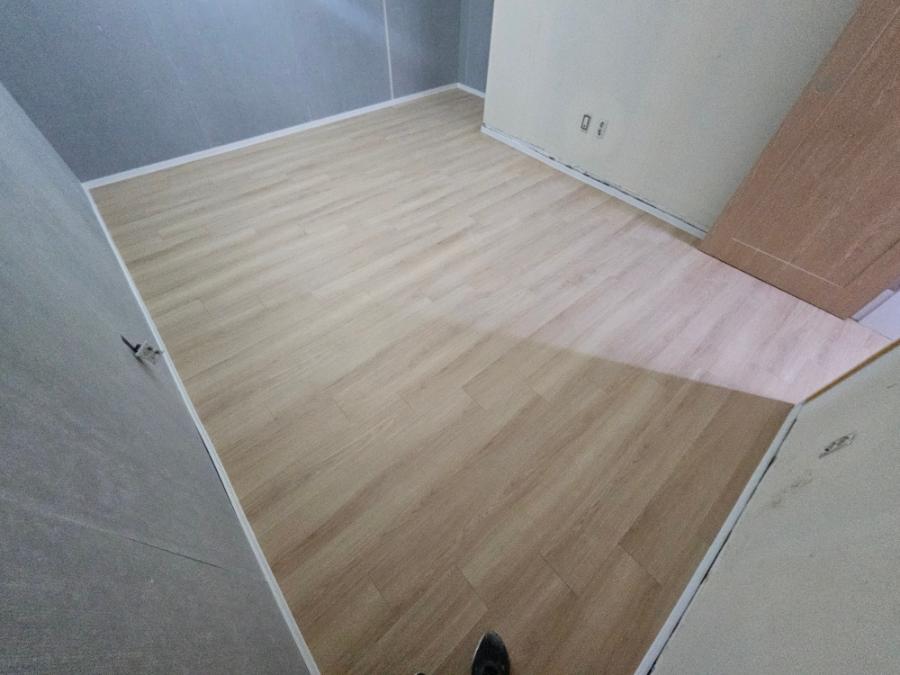 목재 마루가 깔리기 시작한 실내 바닥