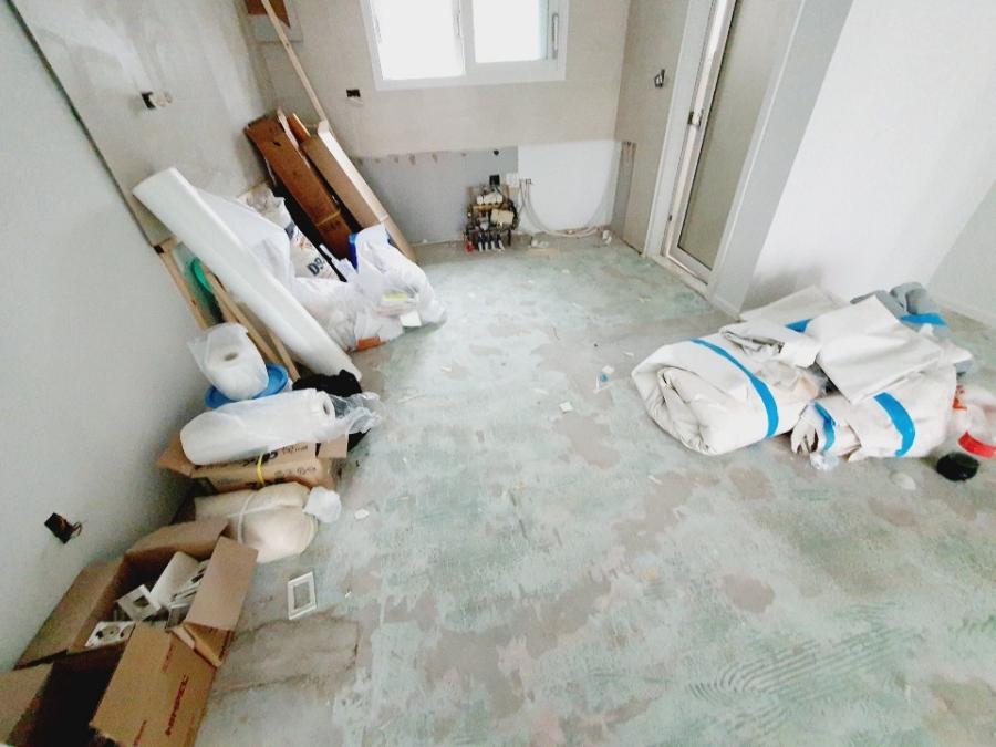 벽면 마감 전 자재들이 쌓인 방 내부