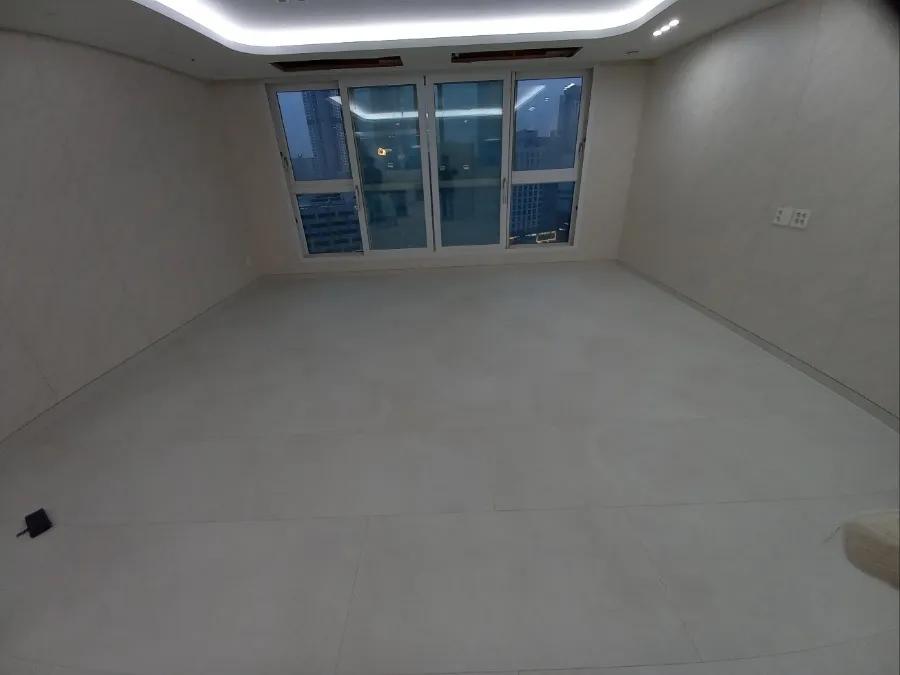 큰 창문과 흰색 타일 바닥이 있는 방