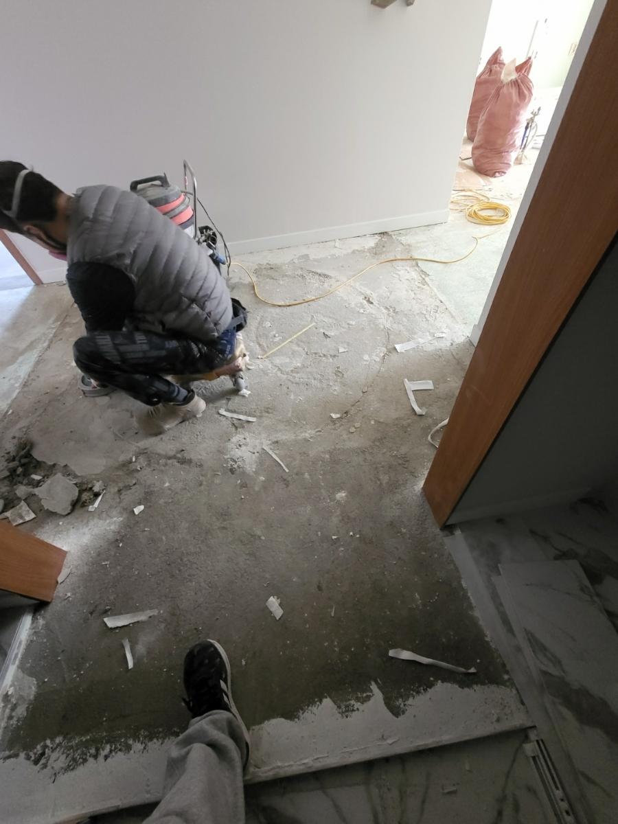 작업자가 바닥면을 정돈하는 시공 현장