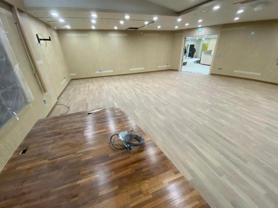 케이블이 놓인 목재 마루 시공 현장