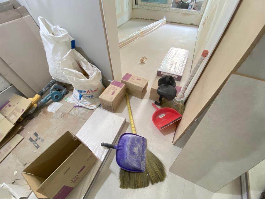 마루 시공 중 도구를 사용하는 장면