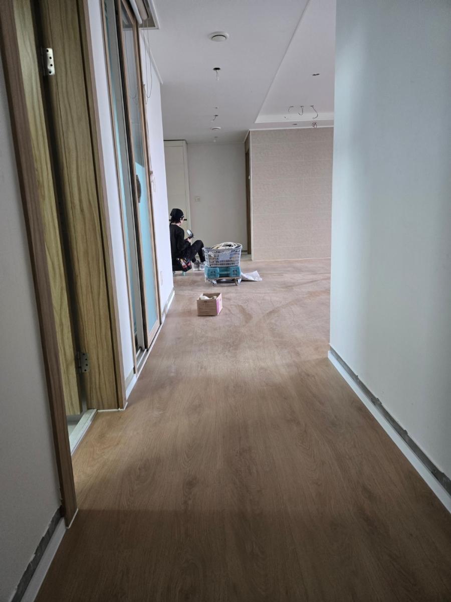 슬라이딩 도어가 설치된 복도의 마루 마감 모습