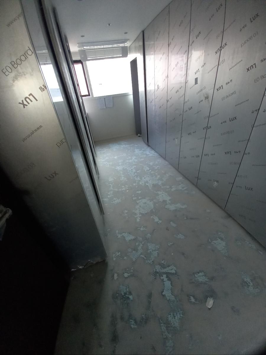 LUX 보드가 설치된 복도 작업 현장