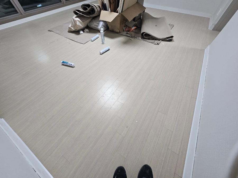 마루재 위에 도구가 놓인 창가 공간