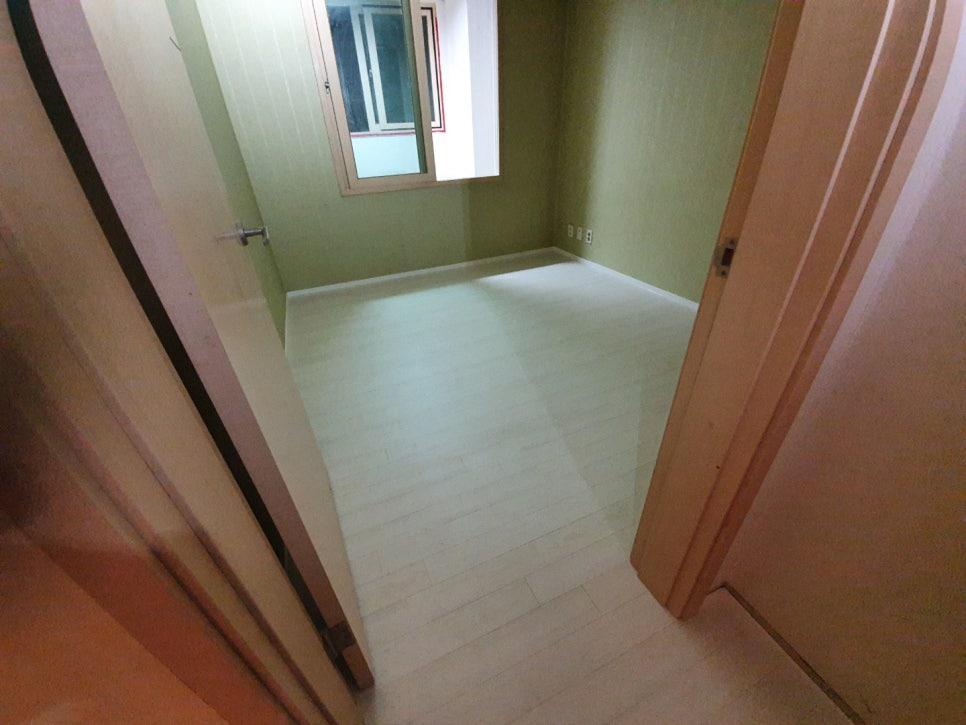 바닥 마감이 완료된 텅 빈 실내의 전경