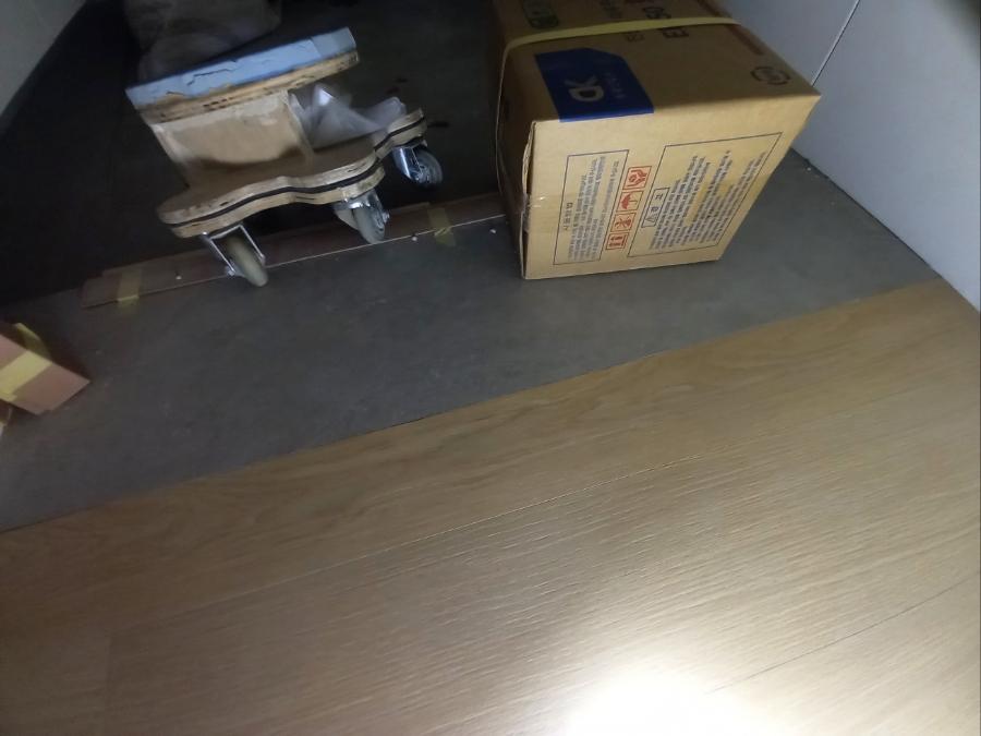 자재 박스와 수레가 놓인 회색 바닥의 현장