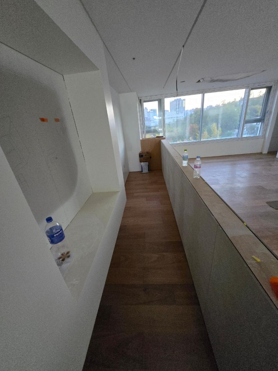 햇빛이 드는 창가 쪽의 마루 색감