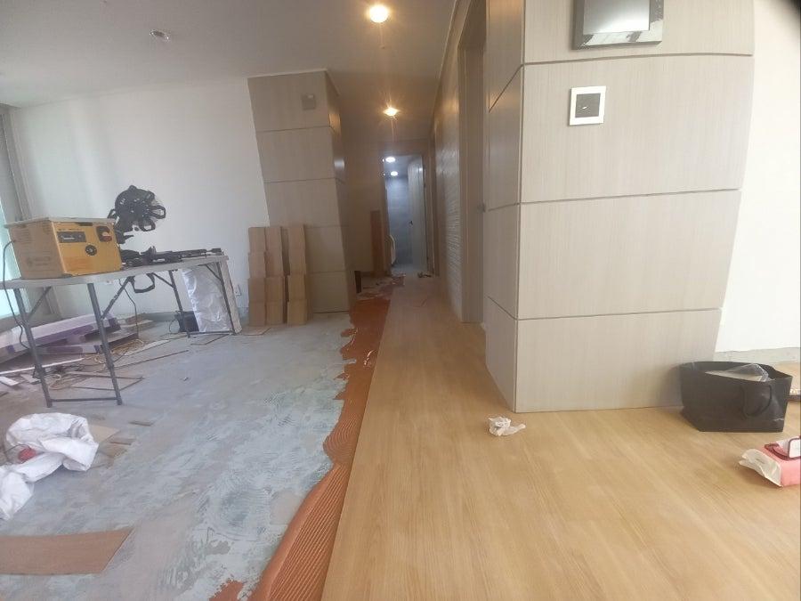복도 바닥에 마루가 부분적으로 깔린 과정