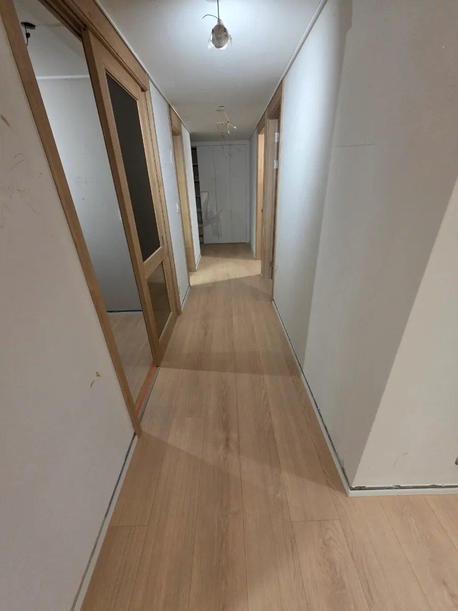 나무 프레임 도어가 돋보이는 복도