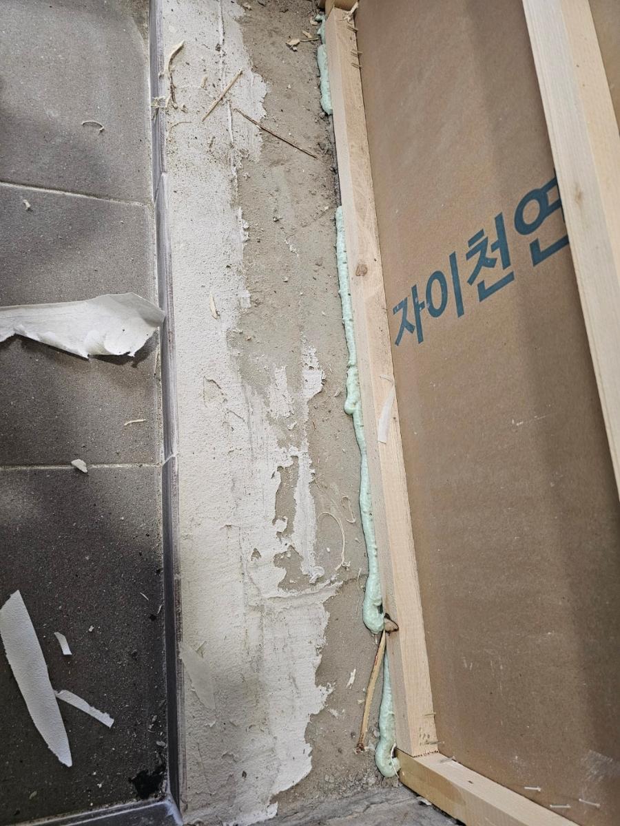 벽면 근처에서 도구를 활용하는 모습