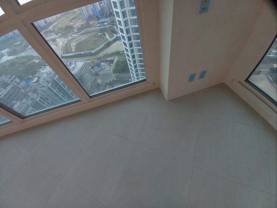 베이지색 벽지와 회색 타일이 만나는 창가