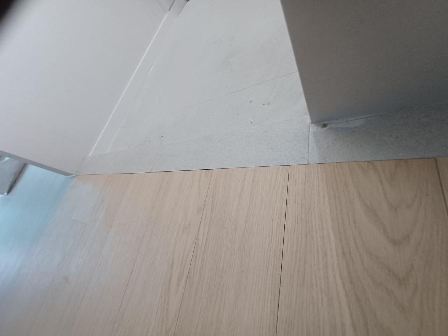벽과 바닥 자재가 만나는 구석 지점