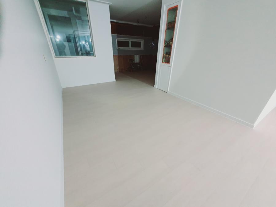 유리창과 유리문이 배치된 복도 공간