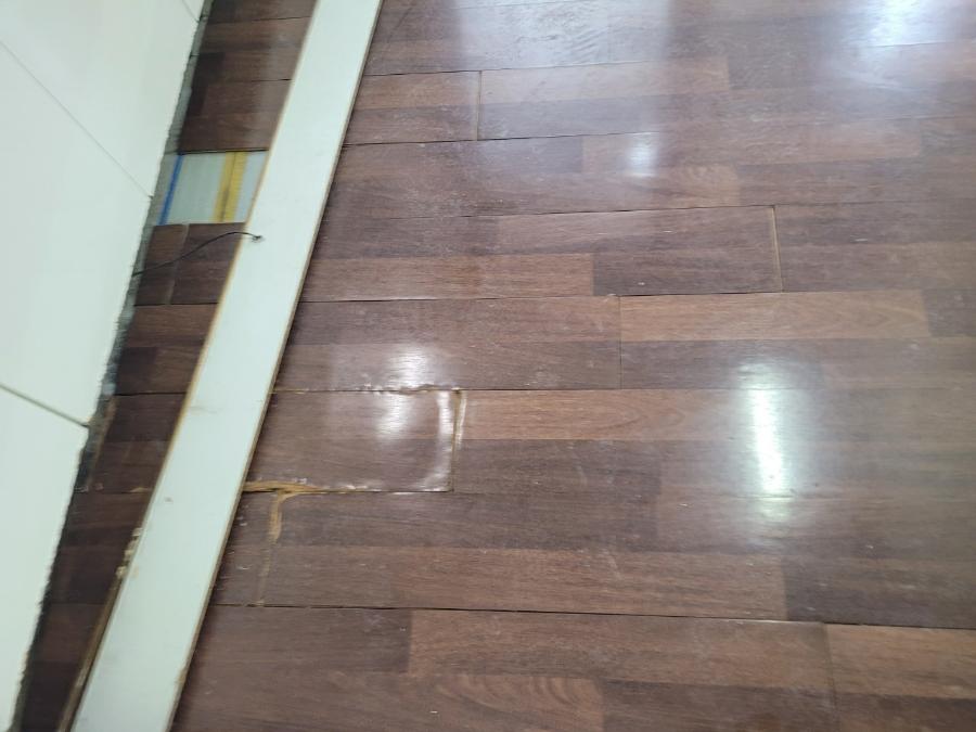 접합부 흠집이 확인되는 기존 바닥 표면 근접샷