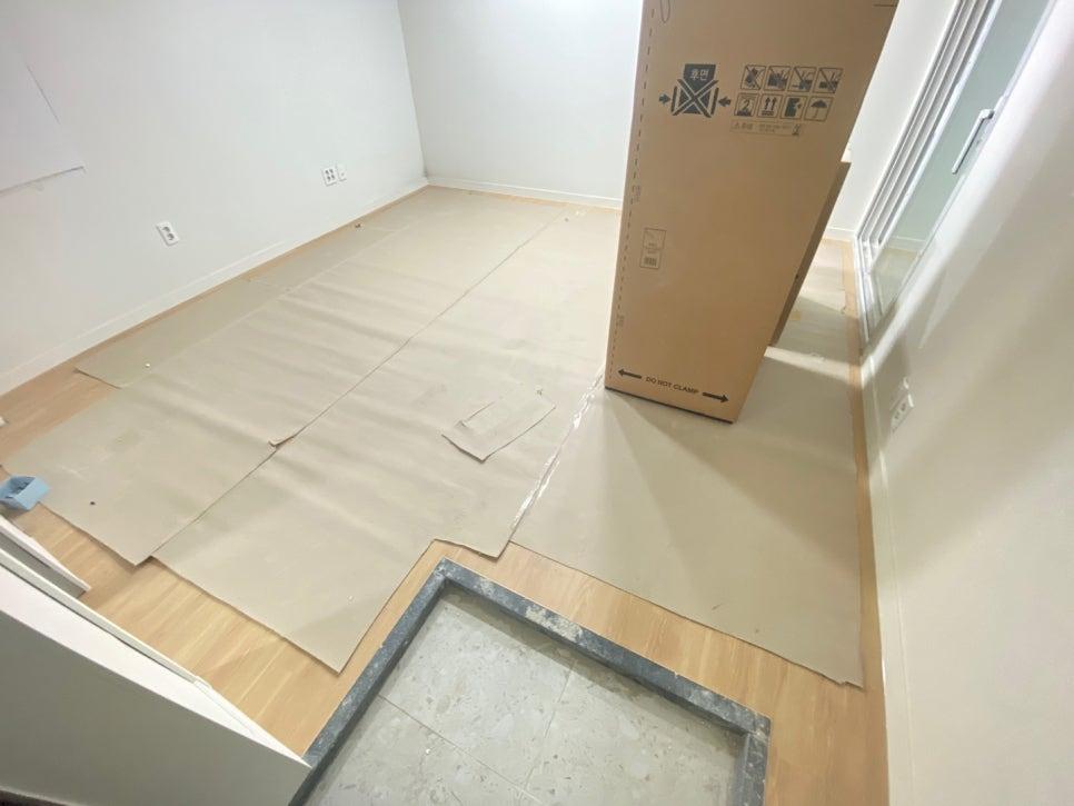 보호 필름이 깔린 상태의 목재 바닥 시공 현장