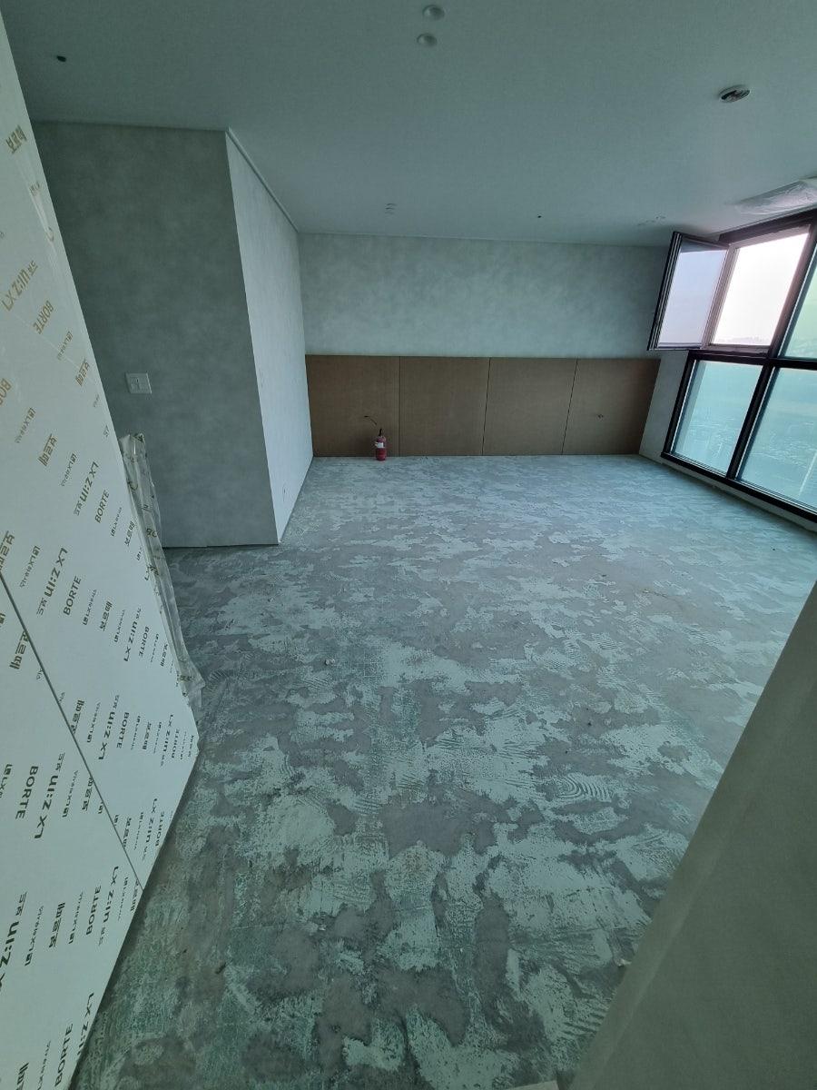 기초 작업이 한창 진행 중인 방 내부
