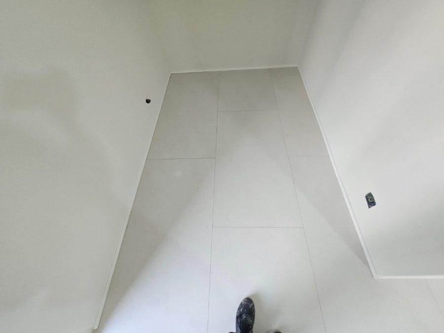 전기 소켓이 보이는 벽면과 바닥 상태