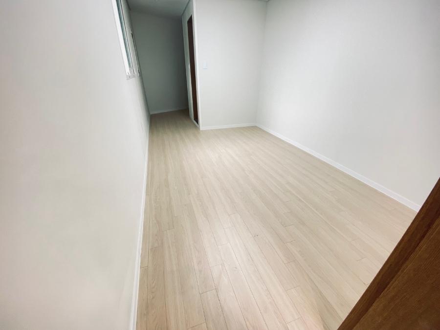 창가와 문이 인접한 복도의 바닥 마감 과정