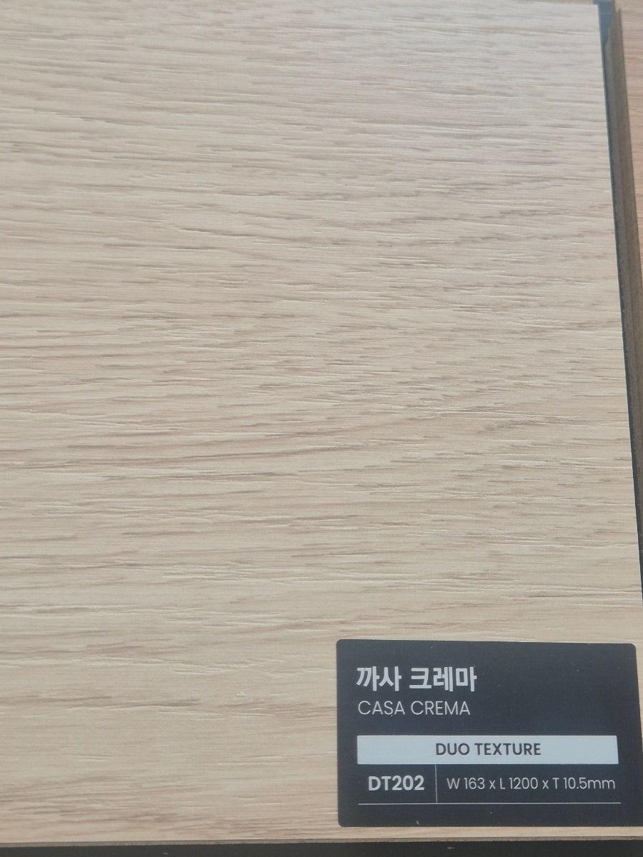밝은 오크 컬러가 돋보이는 거실 바닥