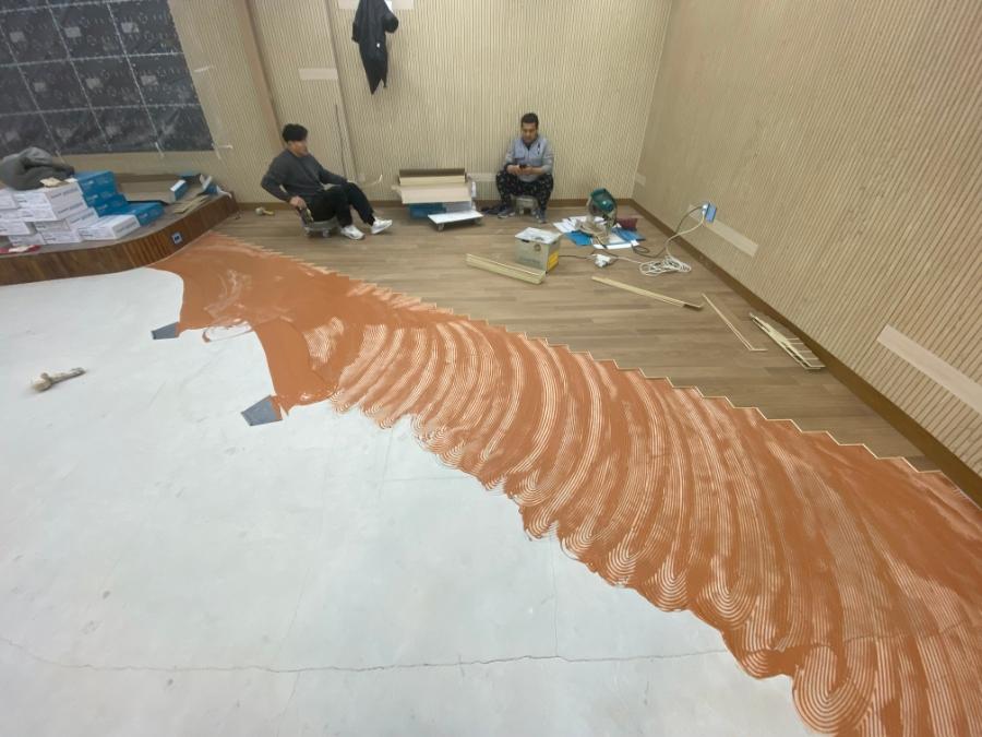 바닥의 수공구와 정체 불명의 소형 기기