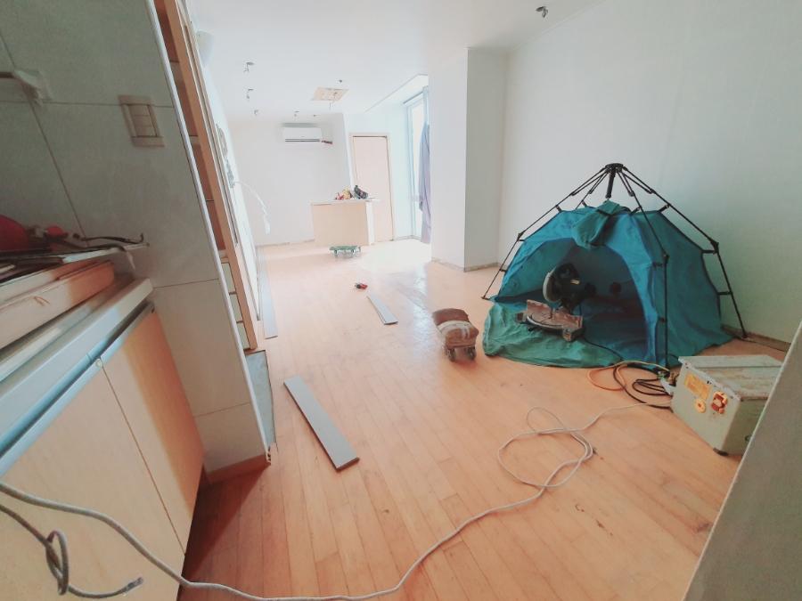 소형 도구를 사용해 시공 중인 세부 장면