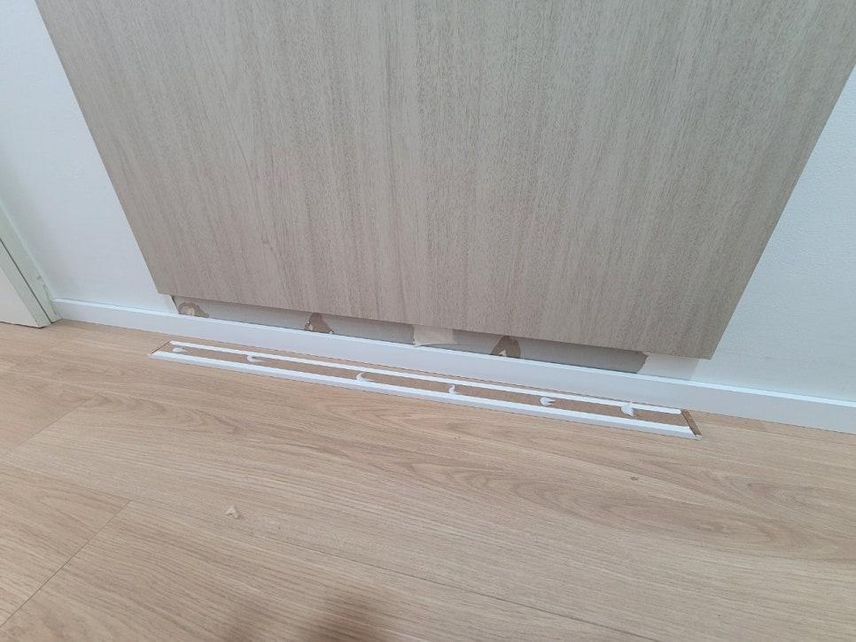 회색 유리 패널 수납장과 바닥재의 조화