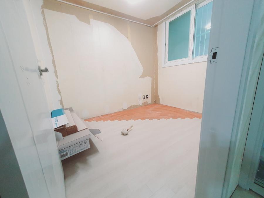 타일과 나무 재질이 혼합된 바닥 상태