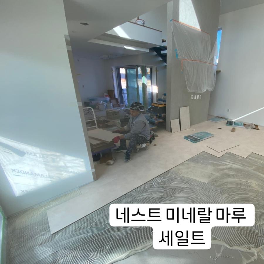 타일컬렉션 자재가 부분적으로 깔린 1층 공간