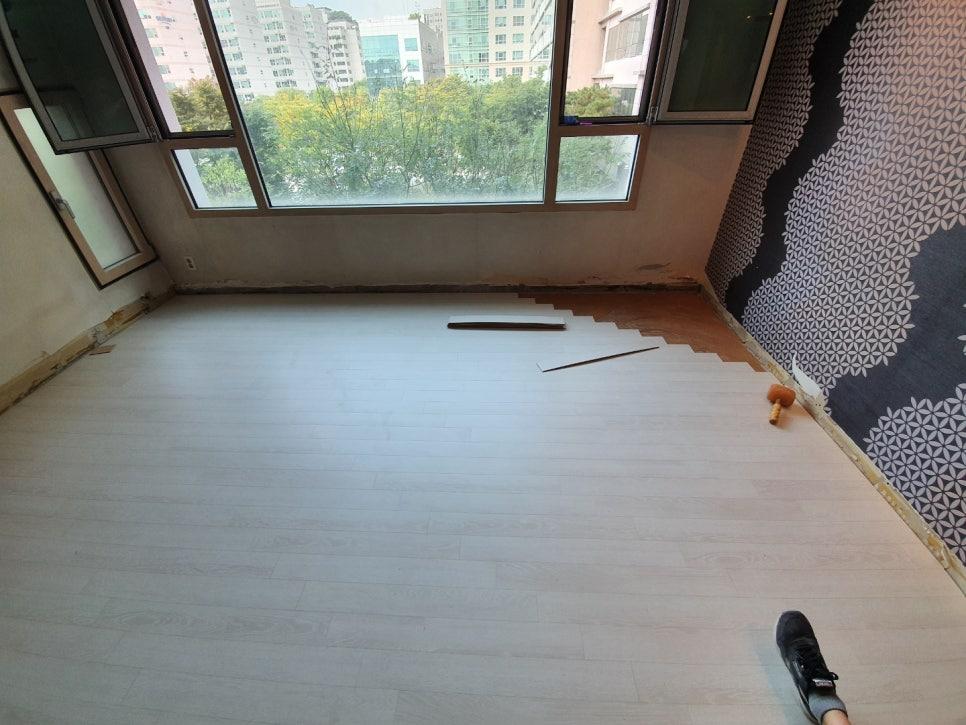 마루재가 깔리기 시작한 창가 쪽 공간
