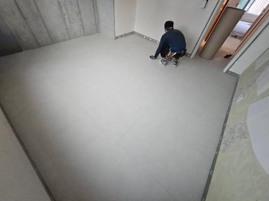타일 바닥과 문이 보이는 공사 중인 방