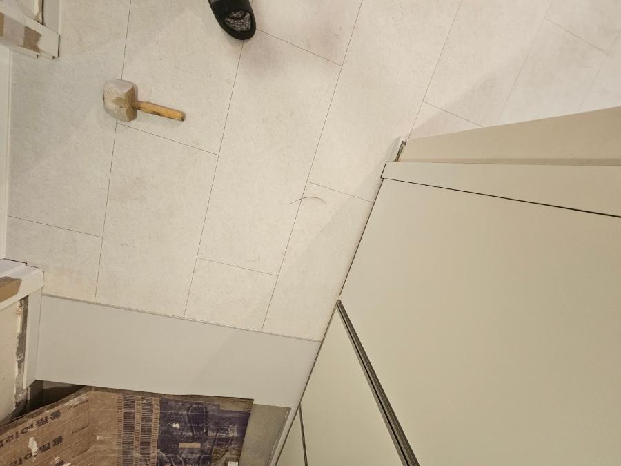 수납장과 문이 설치된 상태에서 최종 마감을 앞둔 공간