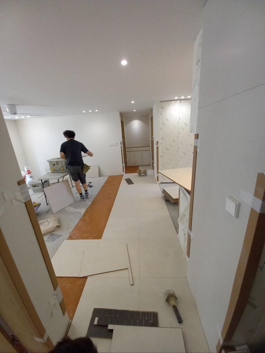 오렌지색 보호재가 깔린 복도 작업 구간